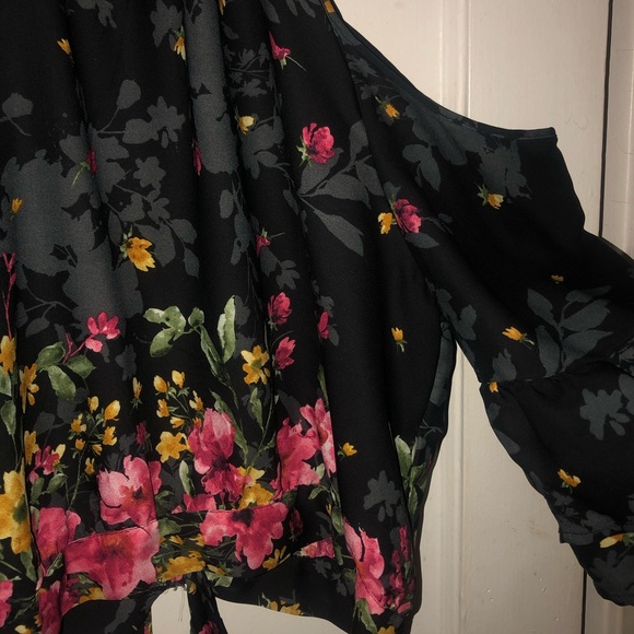 Cold Shoulder Floral Top - Picture 2 of 6